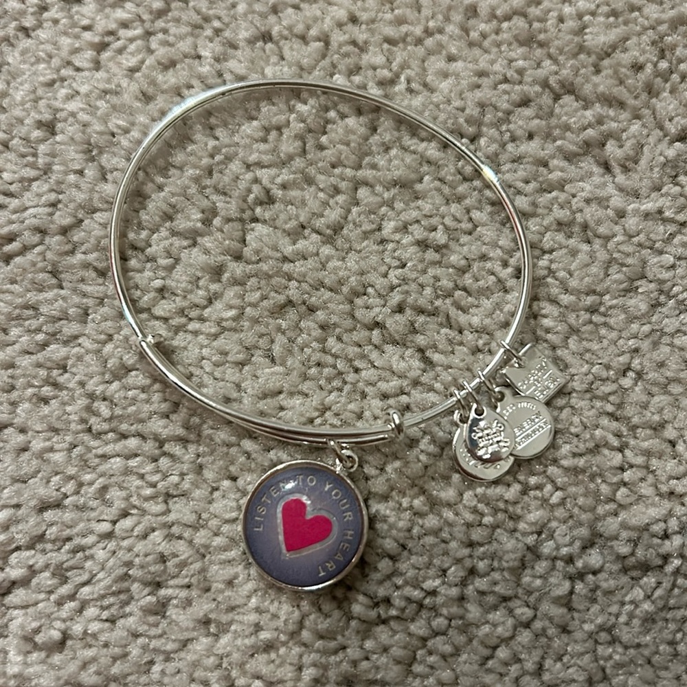 Bracket w charm that says ‘listen to your heart’